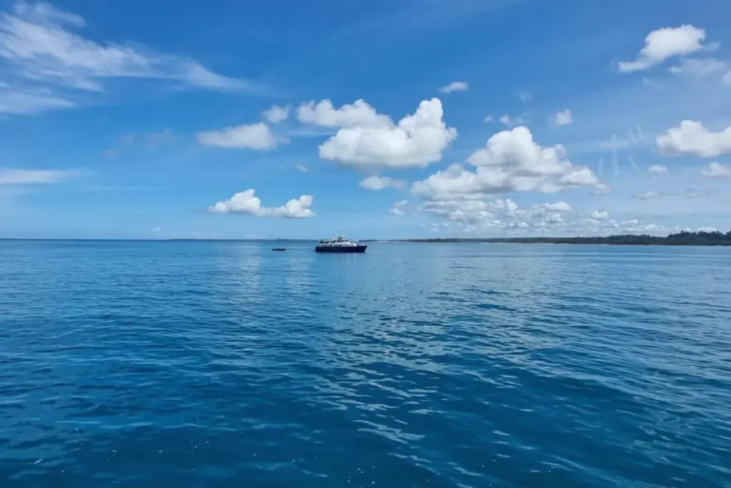 穏やかな海と空が広がる、海の上の静かな一日