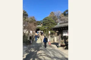 深大寺の参道を歩きながら、本堂へと向かう人々と冬の澄んだ空気。