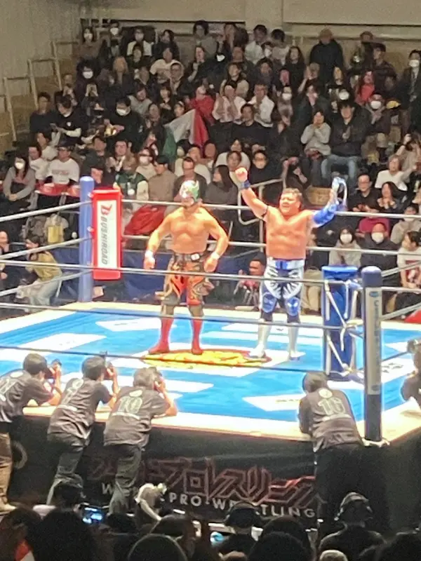 ファンタスティカマニア2026後楽園ホール大会、試合後にリング上で並ぶハツラツ・ゲレーロとウルティモ・ゲレーロの様子