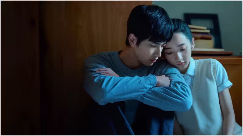 Netflix「もしも太陽を見なかったなら」のツォン・ジンファとムーン・リーが寄り添う様子