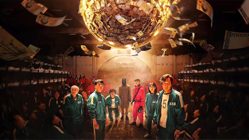 巨大な賞金球を囲む参加者たちとピンクの監視員が集結する『イカゲーム』の象徴的メインポスター