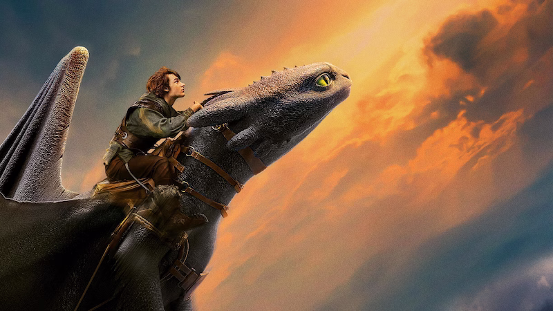 ヒックとドラゴンのメイソン・テムズがドラゴンに乗る様子