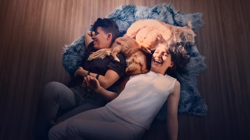 言葉と表現を通して関係性を描く大人向け映画「あかるい光の中で」