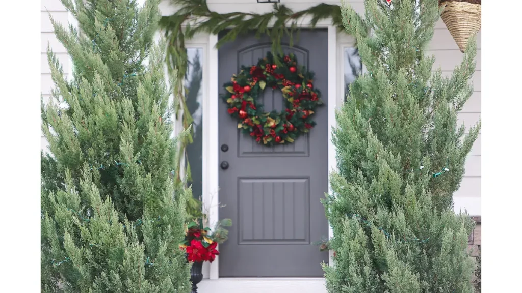 イギリスの住宅で新年を迎えるために整えられた玄関の様子