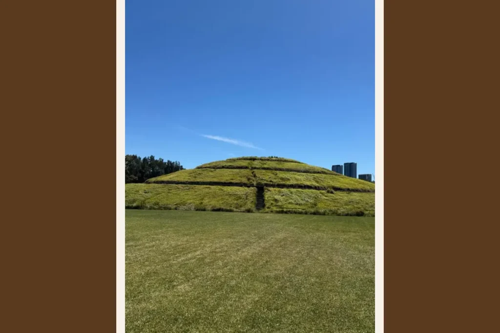 オーストラリアの公園にある、なだらかな芝生の丘と広い青空。