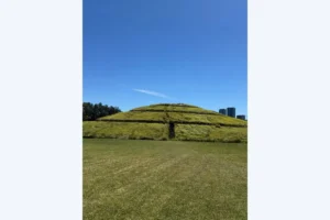 オーストラリア・シドニーのHomebushにある、芝生に覆われた静かな丘の風景。