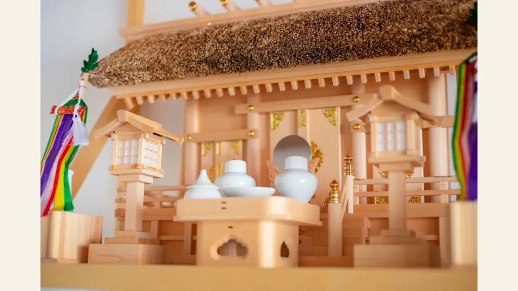 お正月を迎えるために整えられた神棚。しめ縄や神具が並び、新年の節目と静かな時間を感じさせる風景。