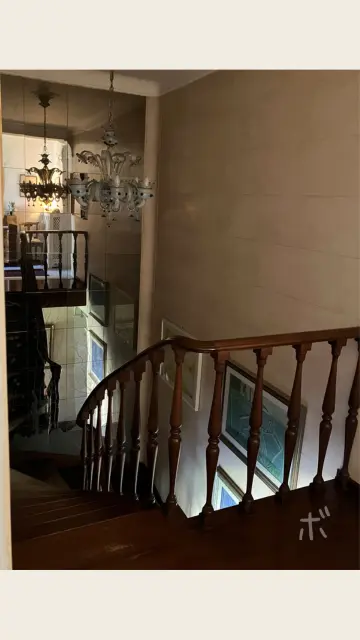 シャンデリアと木製の階段があるB&B Castellaniのアンティークな館内