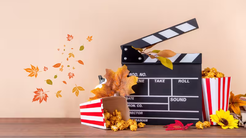テーブルに並べられた映画のカチンコと秋の小物