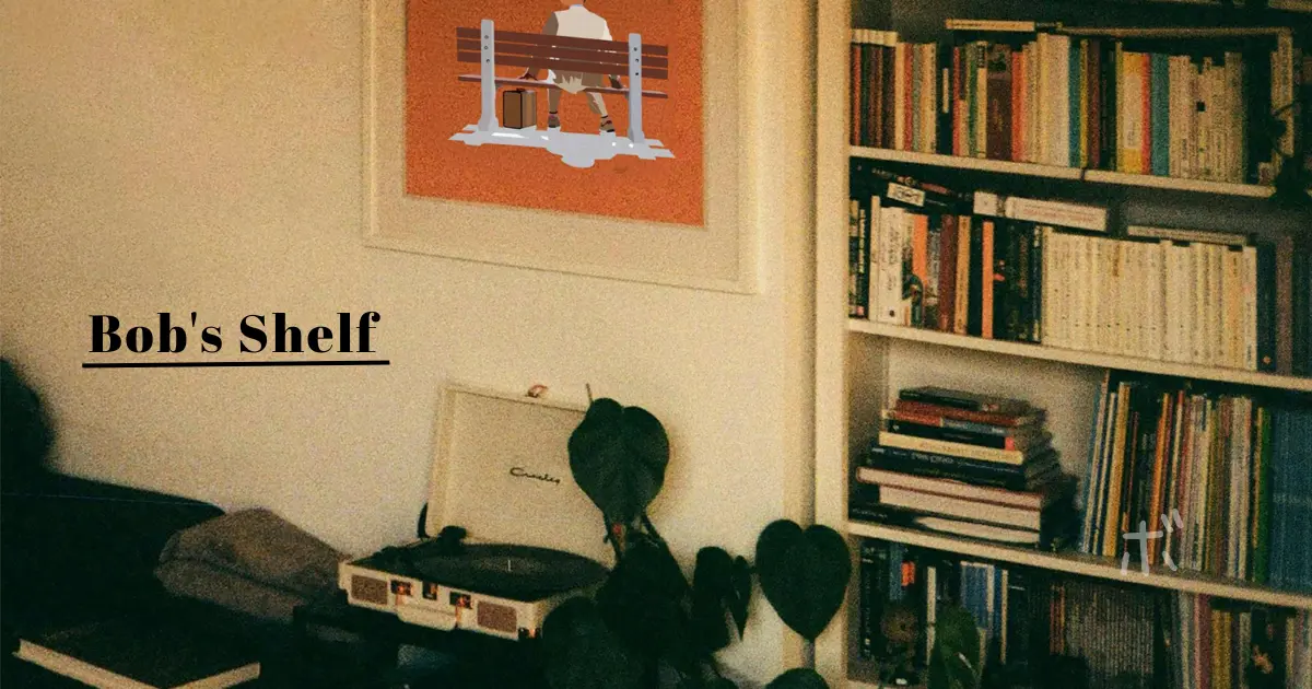 本棚とレコードプレーヤーのある部屋を背景にした「ボブの棚」のアイキャッチ画像。