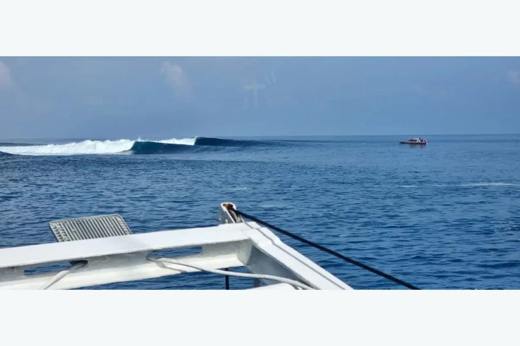 沖合で静かに割れるクリーンな波と広がる海