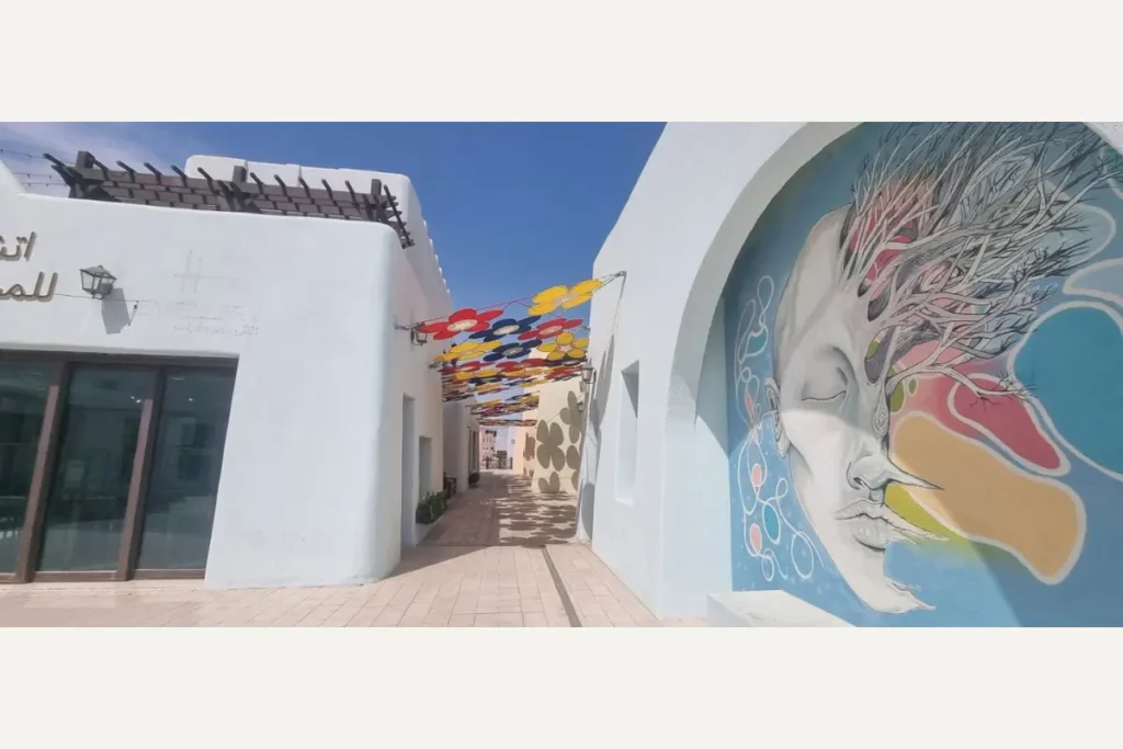 壁画とカラフルな装飾が続くスークワキーフの路地