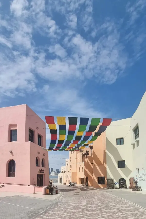 カラフルな布の天蓋が広がるドーハの街並み