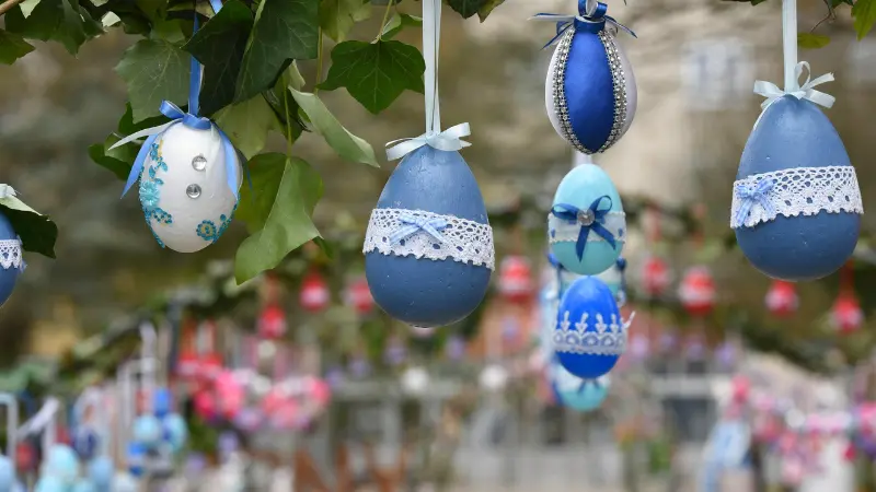 春の庭に飾られたイースターエッグ