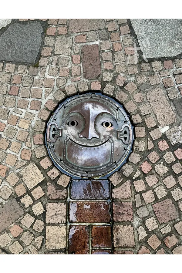 ジブリ美術館の敷地内にある顔のデザインが施されたマンホール