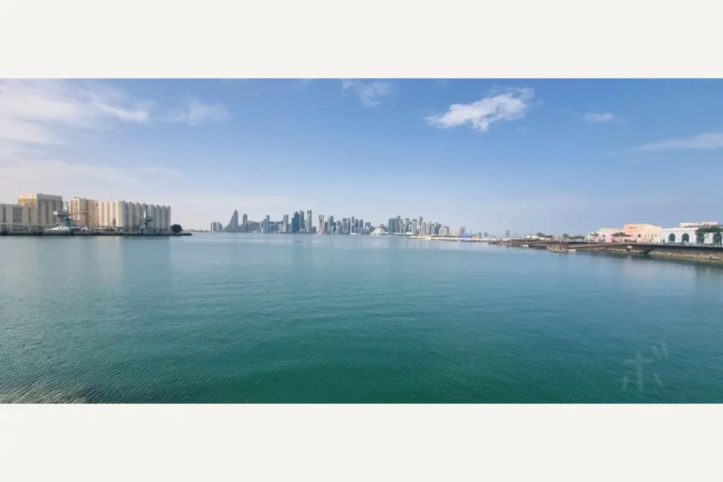 穏やかなターコイズ色の海越しに広がるドーハのスカイライン