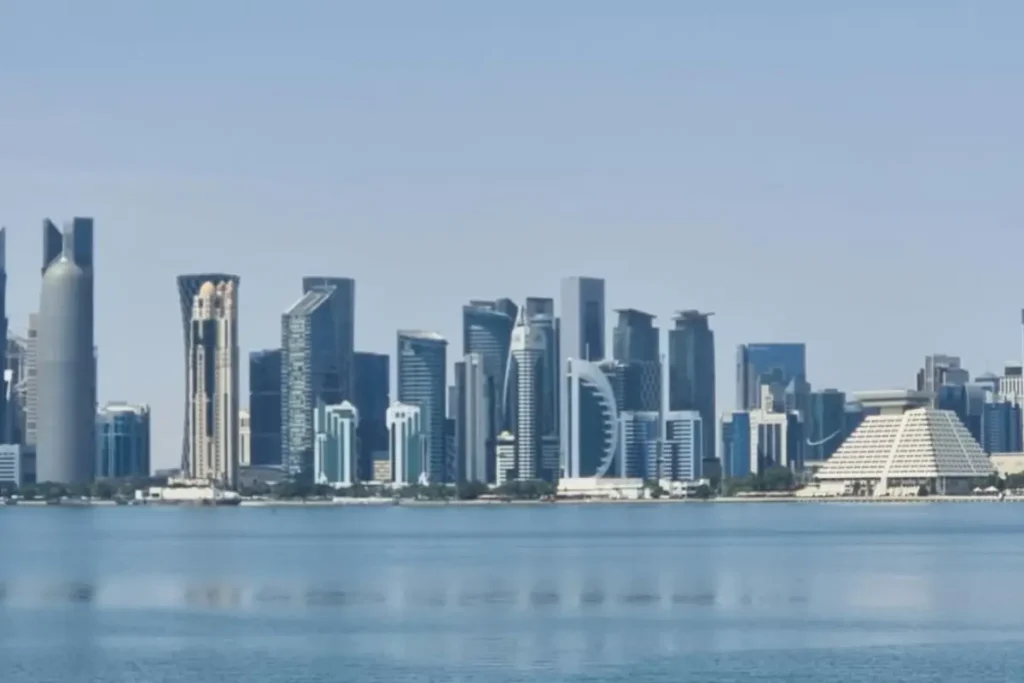 湾越しに見えるドーハの高層ビル群のスカイライン