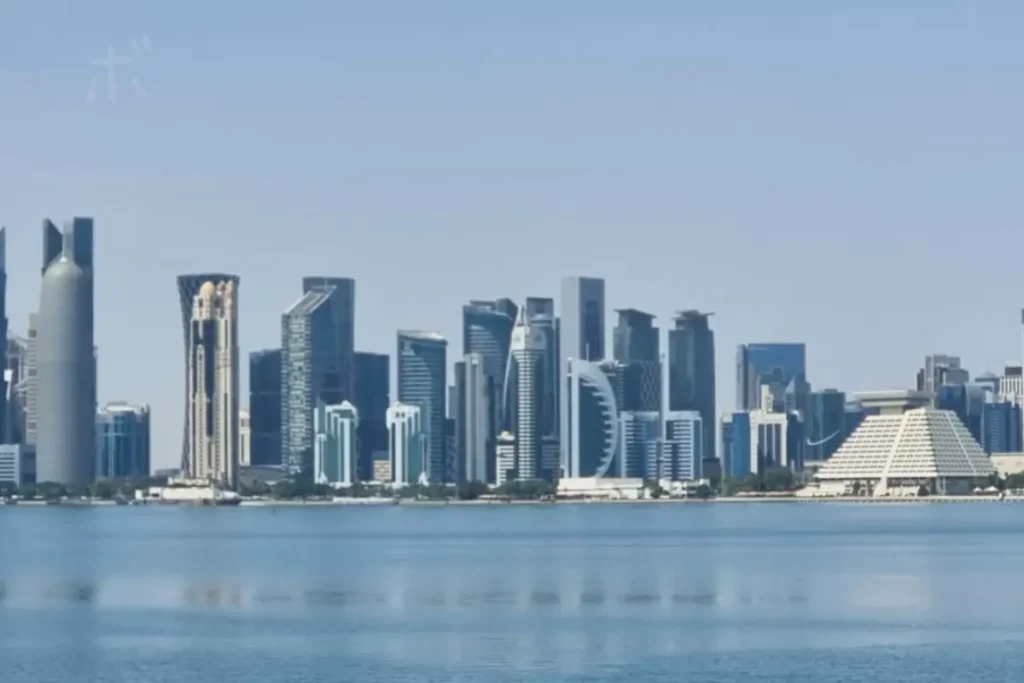 湾越しに見えるドーハの高層ビル群のスカイライン