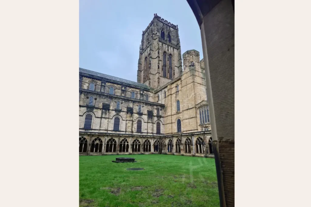 ダラム大聖堂の回廊と石造建築の外観