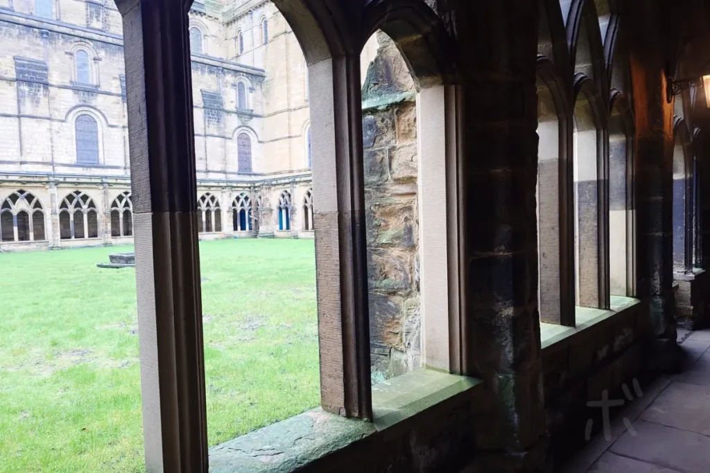 ダラム大聖堂の回廊に囲まれた中庭の風景