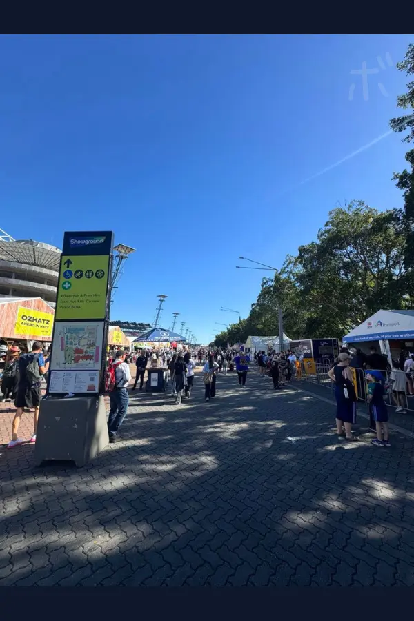 イースターショー会場内の通路と案内看板の風景