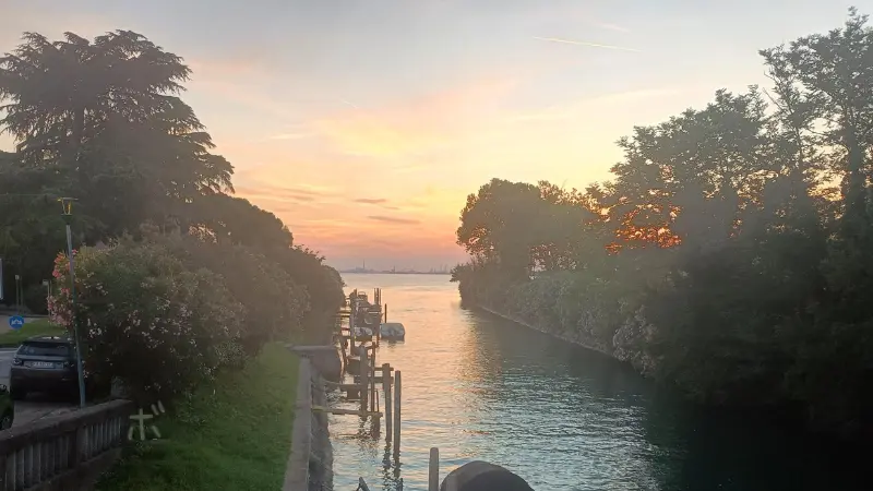 夏の終わりを思わせる淡い夕焼けに染まる運河