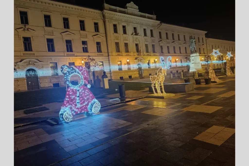 冬の夜の通りに設置された、クマとトナカイのイルミネーションオブジェ