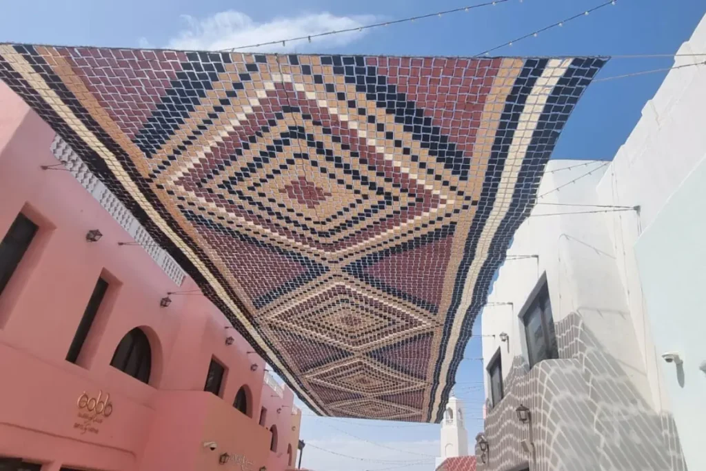 スークワキーフの路地に張られた幾何学模様の天蓋