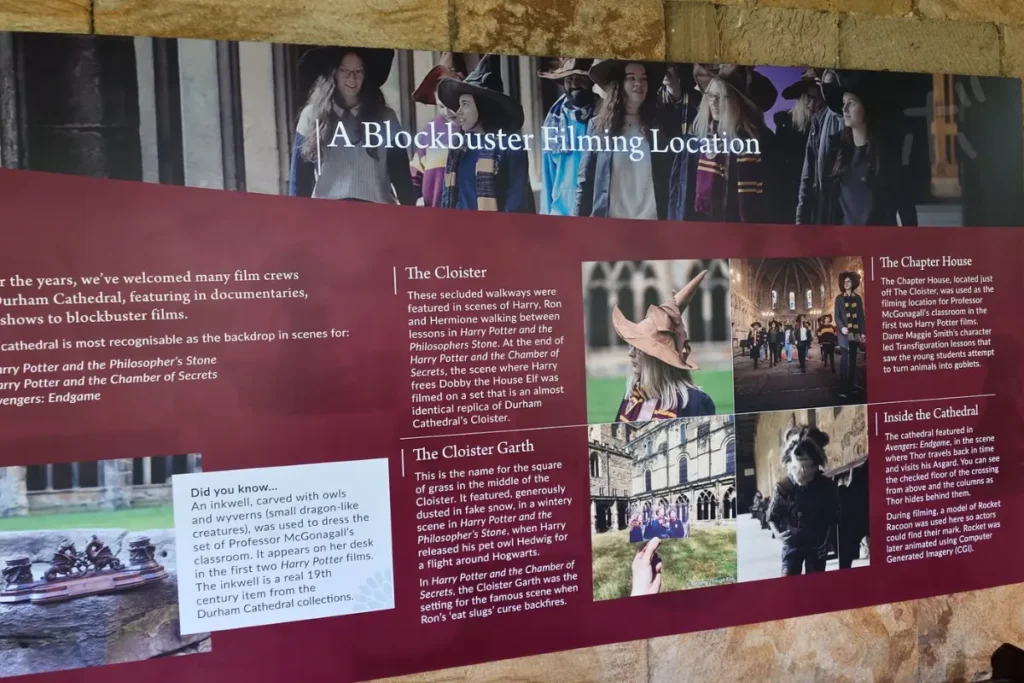 ダラム大聖堂の回廊に設置されたハリー・ポッター撮影ロケ地の説明パネル