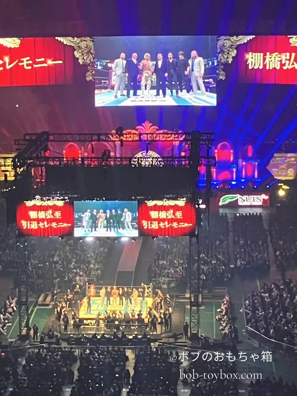 棚橋弘至引退セレモニーでリング上に集まった関係者と選手たち。東京ドーム全体が拍手に包まれた象徴的な場面。