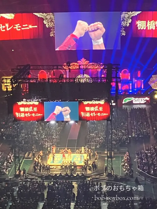 棚橋弘至引退セレモニーでリング上に集まった関係者と選手たち。東京ドーム全体が拍手に包まれた象徴的な場面。