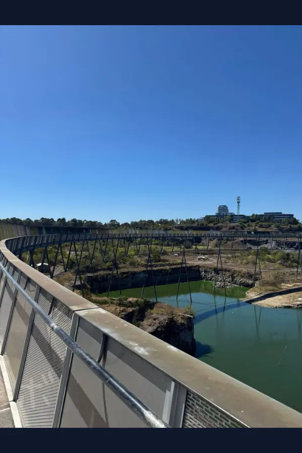 Homebushの橋と採石場跡の池を見渡した風景