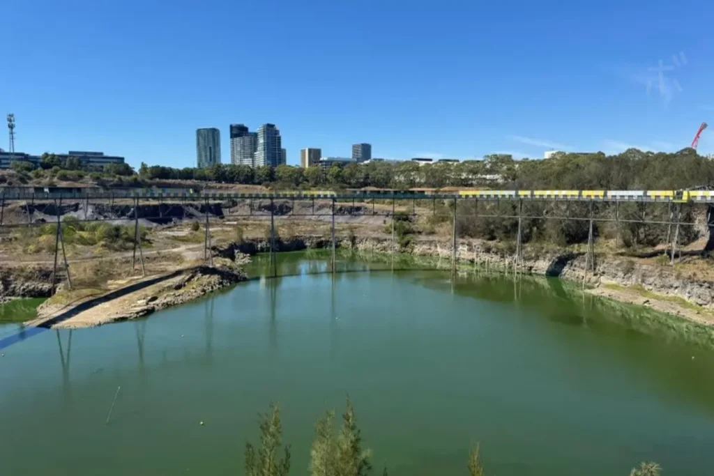 Homebushの池と橋、遠くのビル群を写した静かな風景Homebushの池と橋、遠くのビル群を写した静かな風景