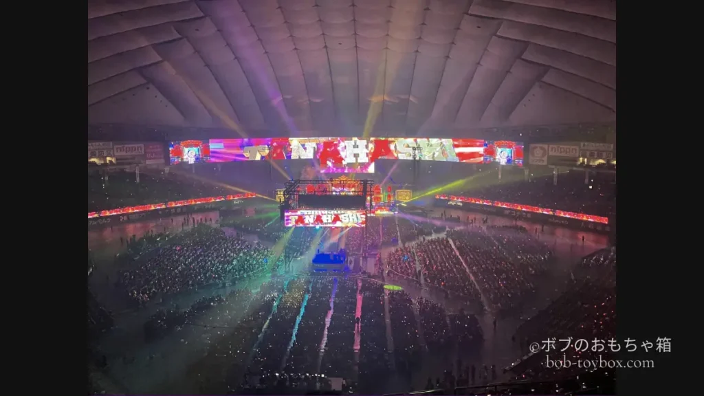 イッテンヨン開催中の東京ドーム会場内。リングを中心に広がる観客席と、会場全体を包む照明演出。