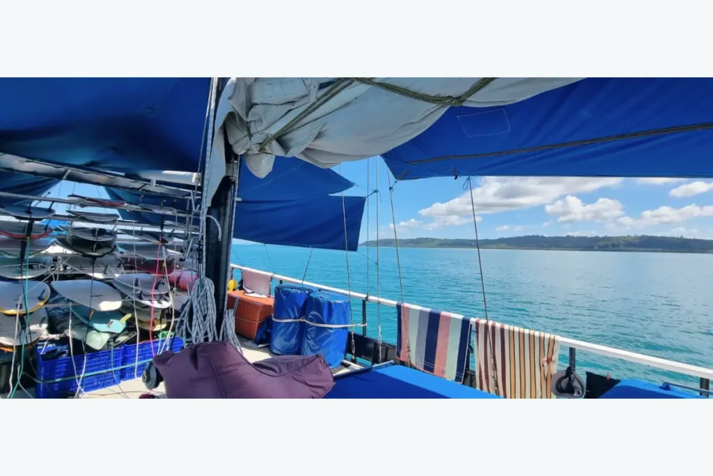 サーフボードが積まれた船内と、海の上での生活を感じる風景