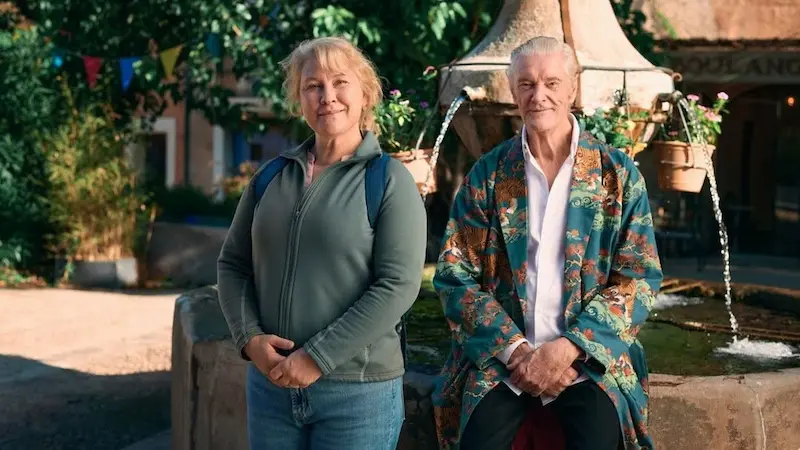 「私はアグネタ 〜リスタート人生のつくり方〜」で主人公と男性が並んで立つシーン