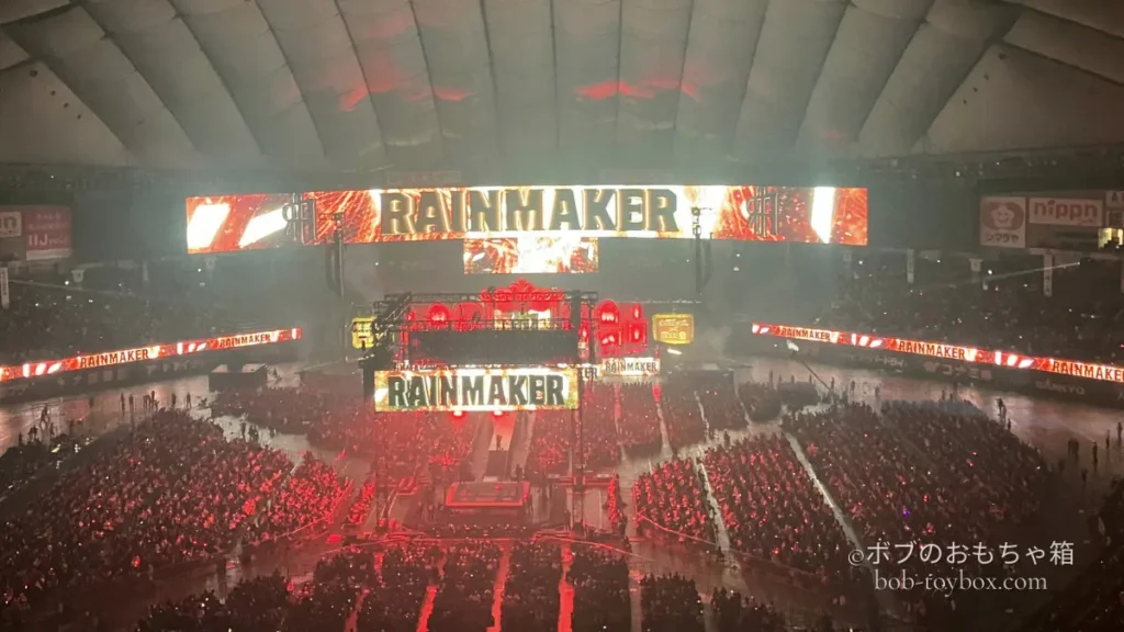 東京ドーム全体を赤い光が包み、モニターに「RAINMAKER」の文字が映し出されたオカダ・カズチカの入場シーン。