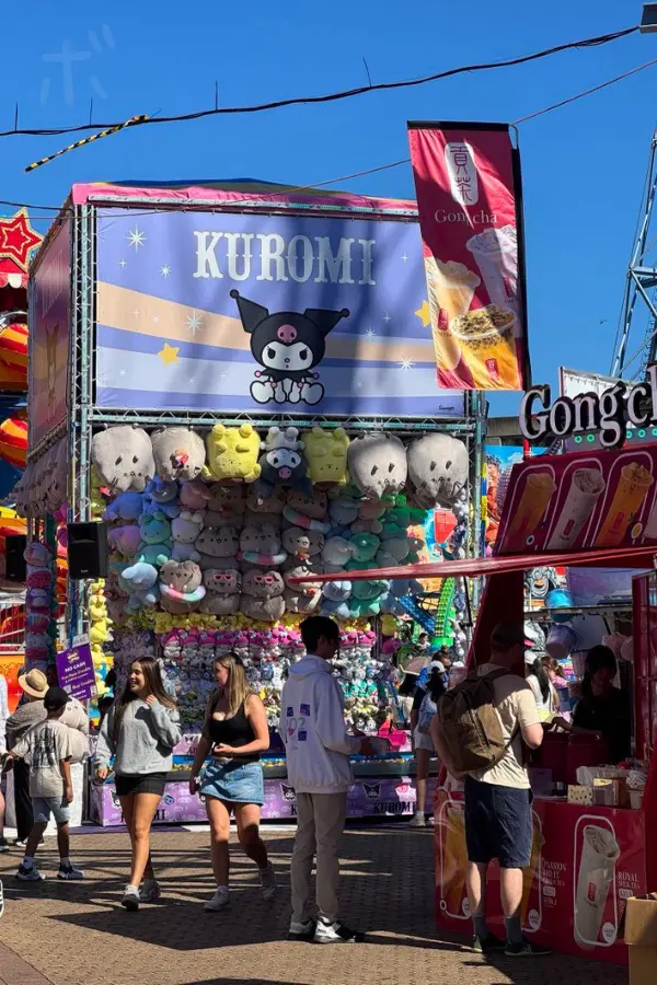 クロミの看板が目を引くイースターショーの屋台