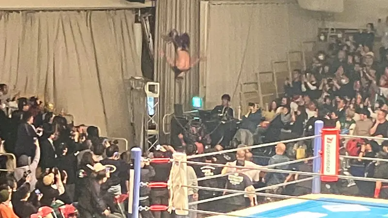 ファンタスティカマニアで高所からラ・ケブラーダを放つルチャドールの瞬間