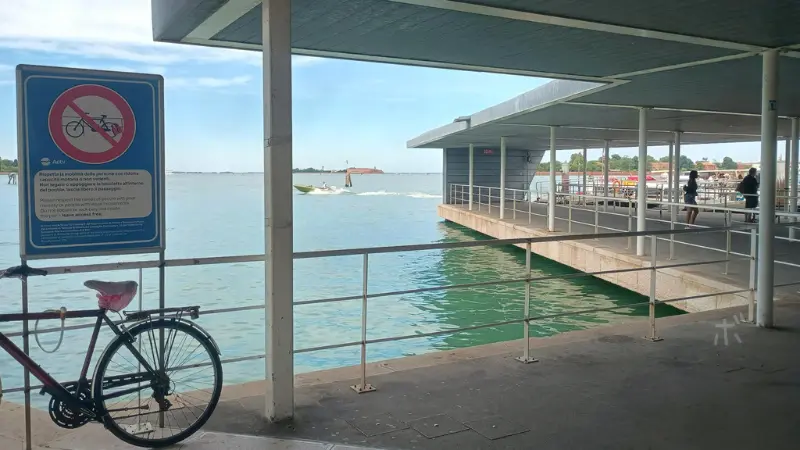 自転車が置かれたリド島のヴァポレット乗り場とヴェネツィア潟