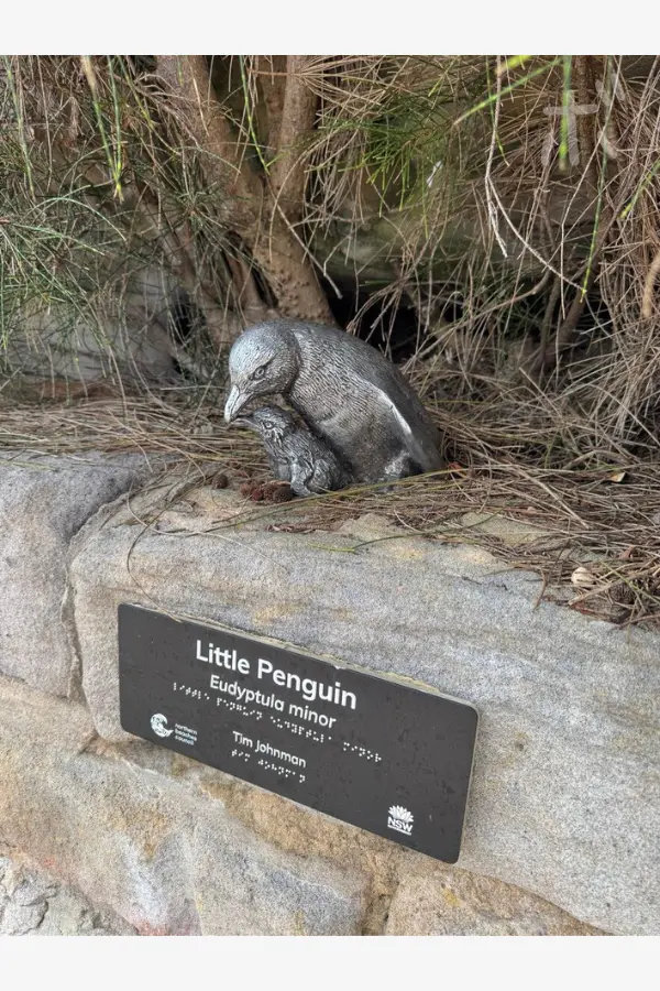 「Little Penguin」と書かれたプレートのそばにあるコガタペンギンの像