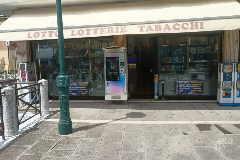 ヴェネツィア・リドの街角にある、ロトやタバッキの看板が並ぶローカルな店先。