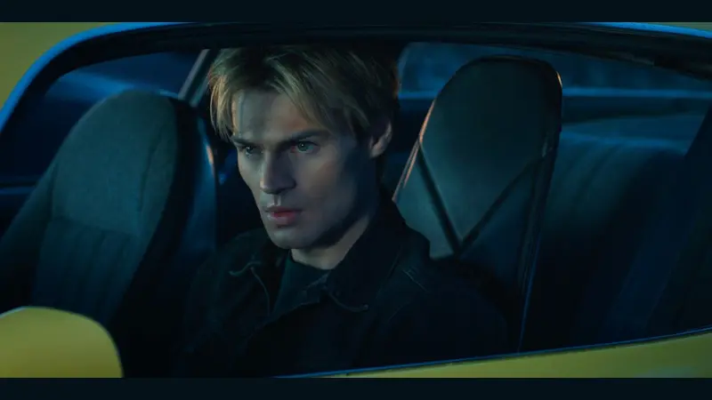 夜の車内で運転席に座る男性を映した「マイライフwithウォルターボーイズ」シーズン3のシーン