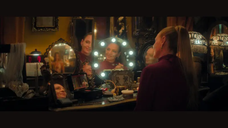 映画「プリティ・リーサル」で鏡の前に立つデヴォラ(ウマ・サーマン)