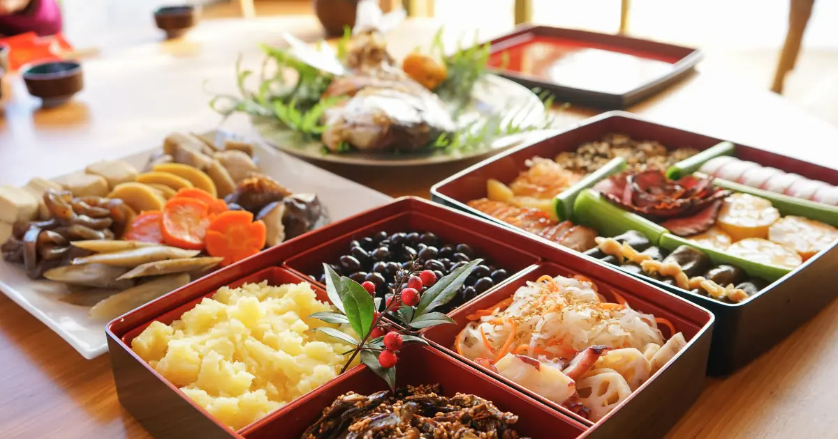 お正月の食卓に並べられたおせち料理。静かな時間の流れと、新しい一年の始まりを感じさせる風景。