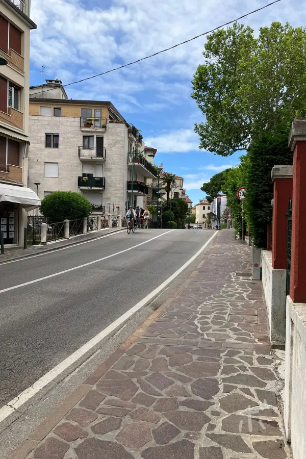 ヴェネツィア・リドの住宅街にある、石畳の歩道とゆるやかな坂道が続く通り。