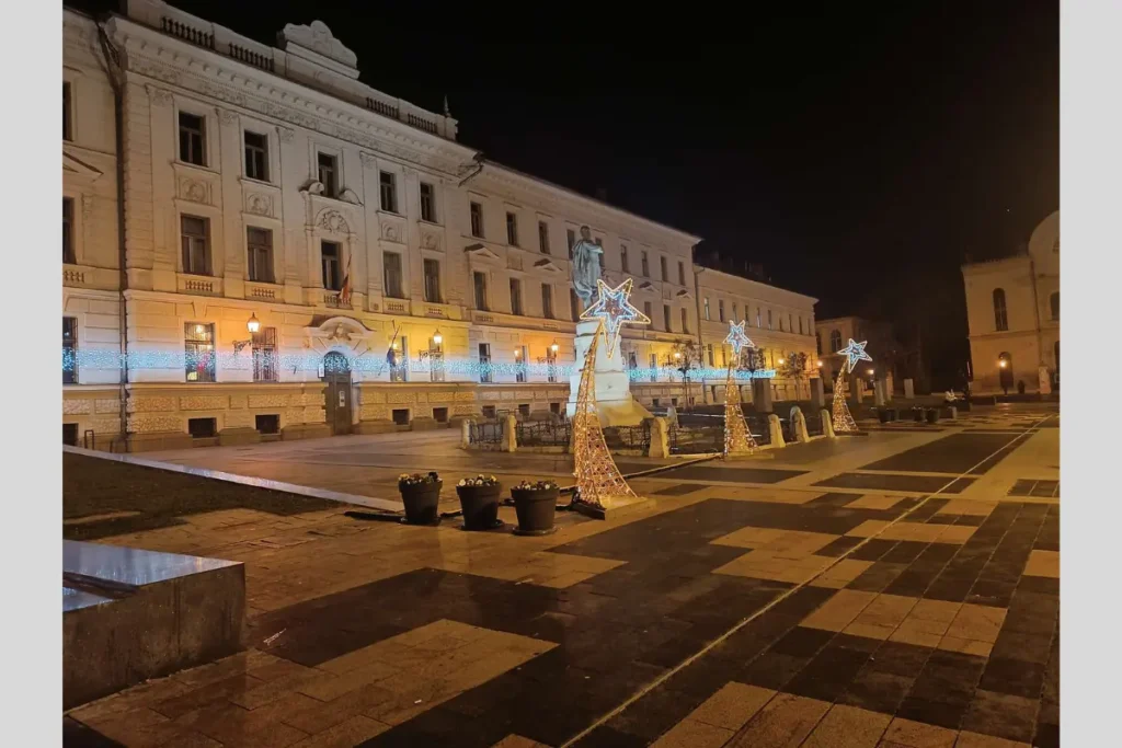 冬の夜、イルミネーションが灯るハンガリーの静かな広場