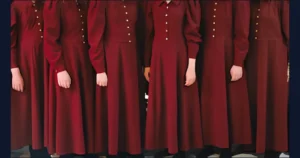 赤い服を着た女性たちが横一列に並ぶ様子を写したイメージ