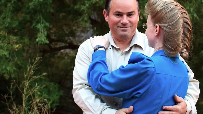 サミュエル・ベイトマンと妻のひとりが向き合う様子