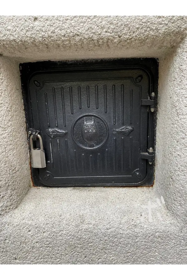 ジブリ美術館の壁に埋め込まれた小さな黒い扉